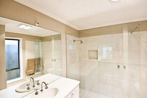 House, 4 Bedrooms | Bathroom | Separate tub and shower, towels - Sea Lounge (Rosebud)