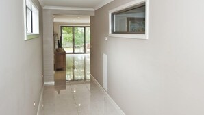 House, 4 Bedrooms | 4 bedrooms, iron/ironing board, WiFi, bed sheets - Sea Lounge (Rosebud)