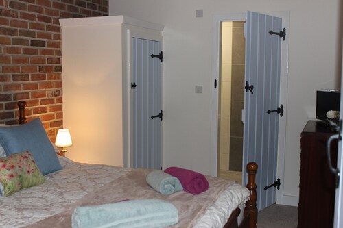 BARN COTTAGE. Delightful luxury rustic barn conversion nr New Forest/south coast