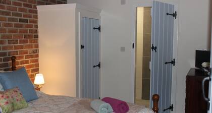 BARN COTTAGE. Delightful luxury rustic barn conversion nr New Forest/south coast