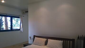 3 Bedrooms Villa | 3 kamar tidur, brankas, meja kerja, dan tirai kedap cahaya