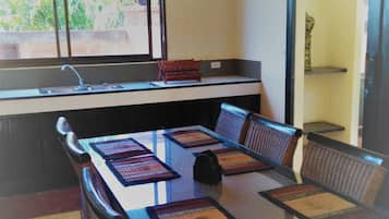 3 Bedrooms Villa | Makan di kamar