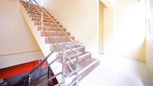 Una escalera de diseño moderno, con barandilla de metal y escalones de madera.