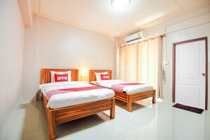 Escritorio, sistema de insonorización, wifi gratis y ropa de cama