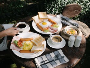Breakfast, lunch and brunch served - The 51 Hometel (Chiang Mai)