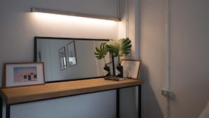 Desk, blackout drapes, WiFi (free), bed sheets - The 51 Hometel (Chiang Mai)
