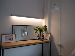 Skrivebord, blendingsgardiner, wi-fi (inkludert) og sengetøy