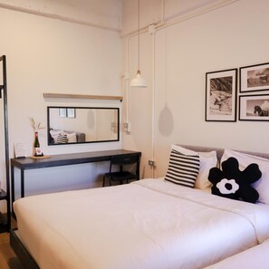 Desk, blackout drapes, free WiFi, bed sheets - The 51 Hometel (Chiang Mai)