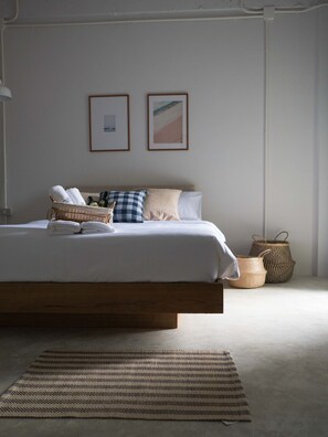 Skrivebord, blendingsgardiner, wi-fi (inkludert) og sengetøy