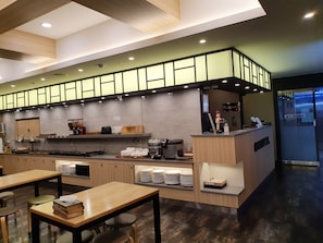 Café da manhã com buffet grátis todos os dias