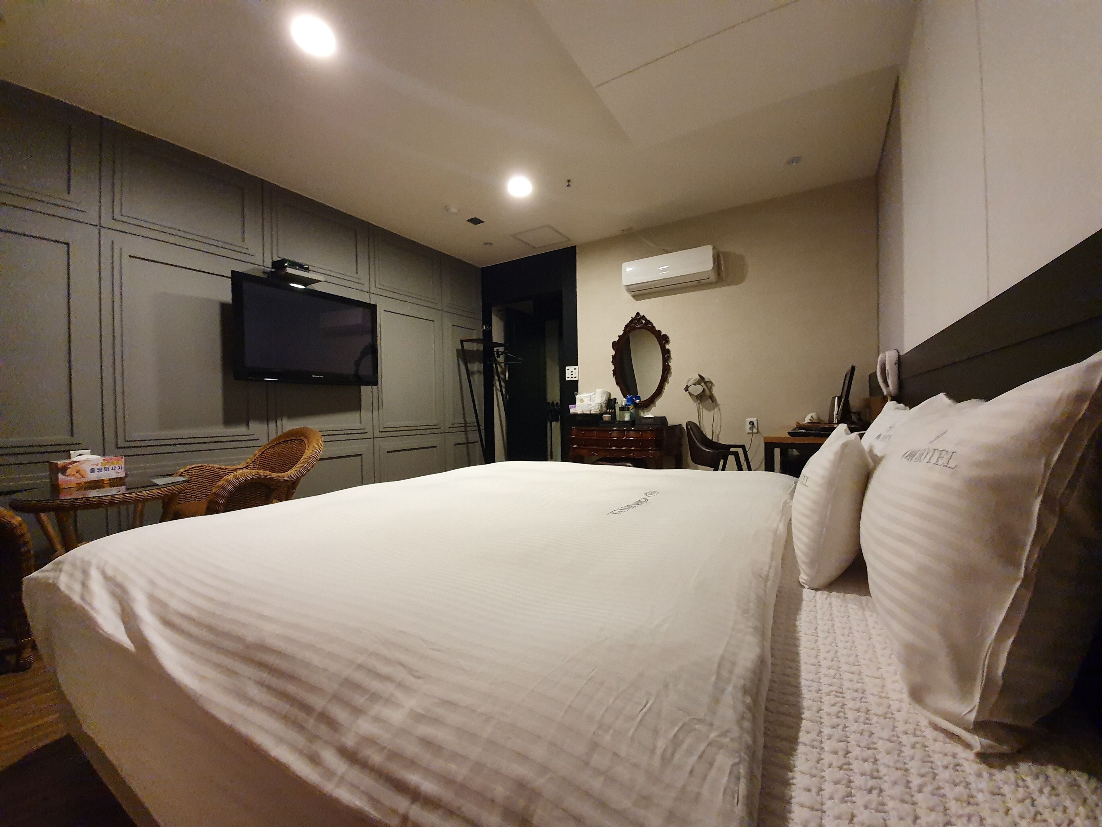 standard double room | minibar, individually decorated, individually furnished, desk