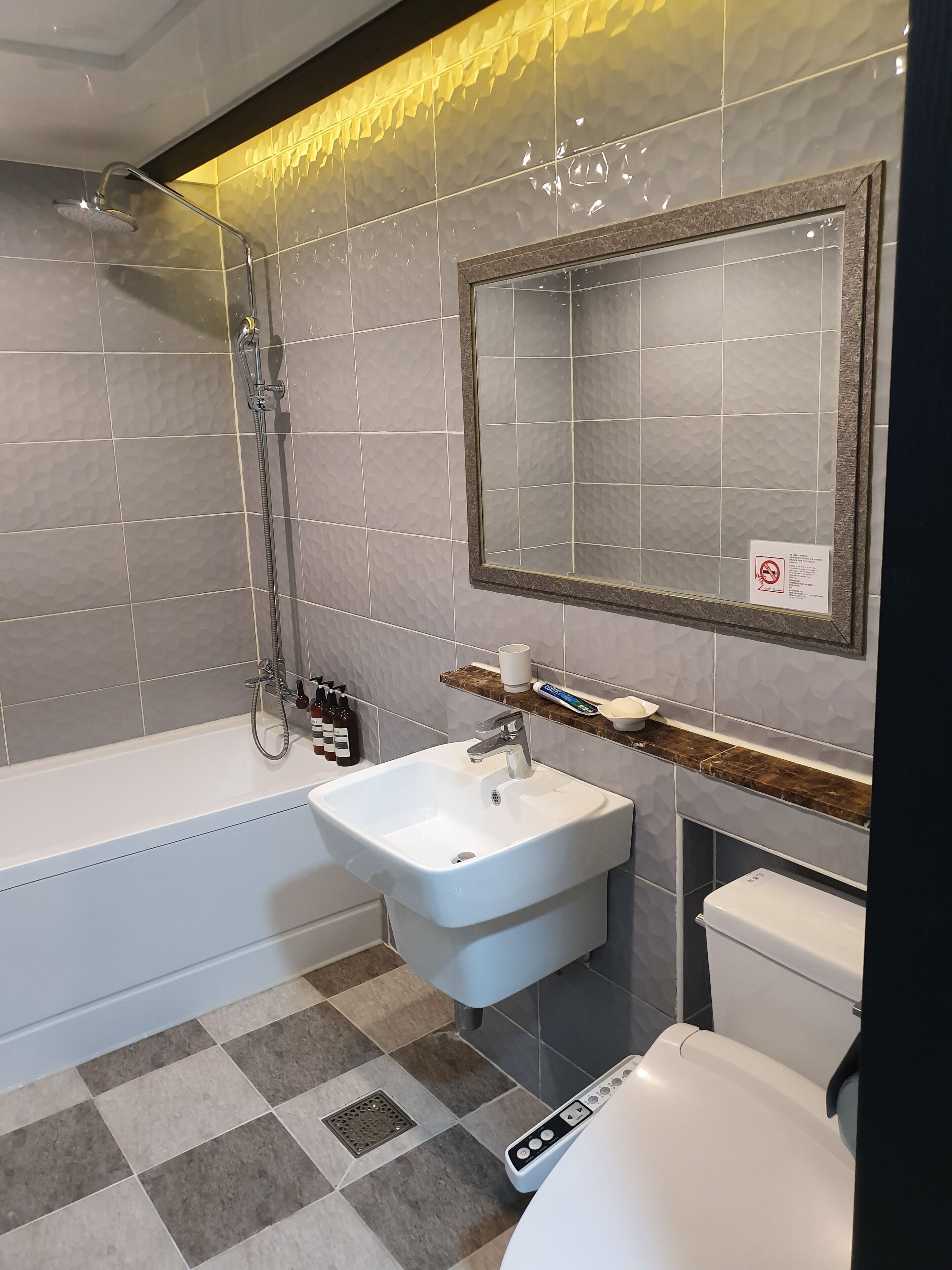 standard double room | bathroom | shower, free toiletries, hair dryer, bathrobes