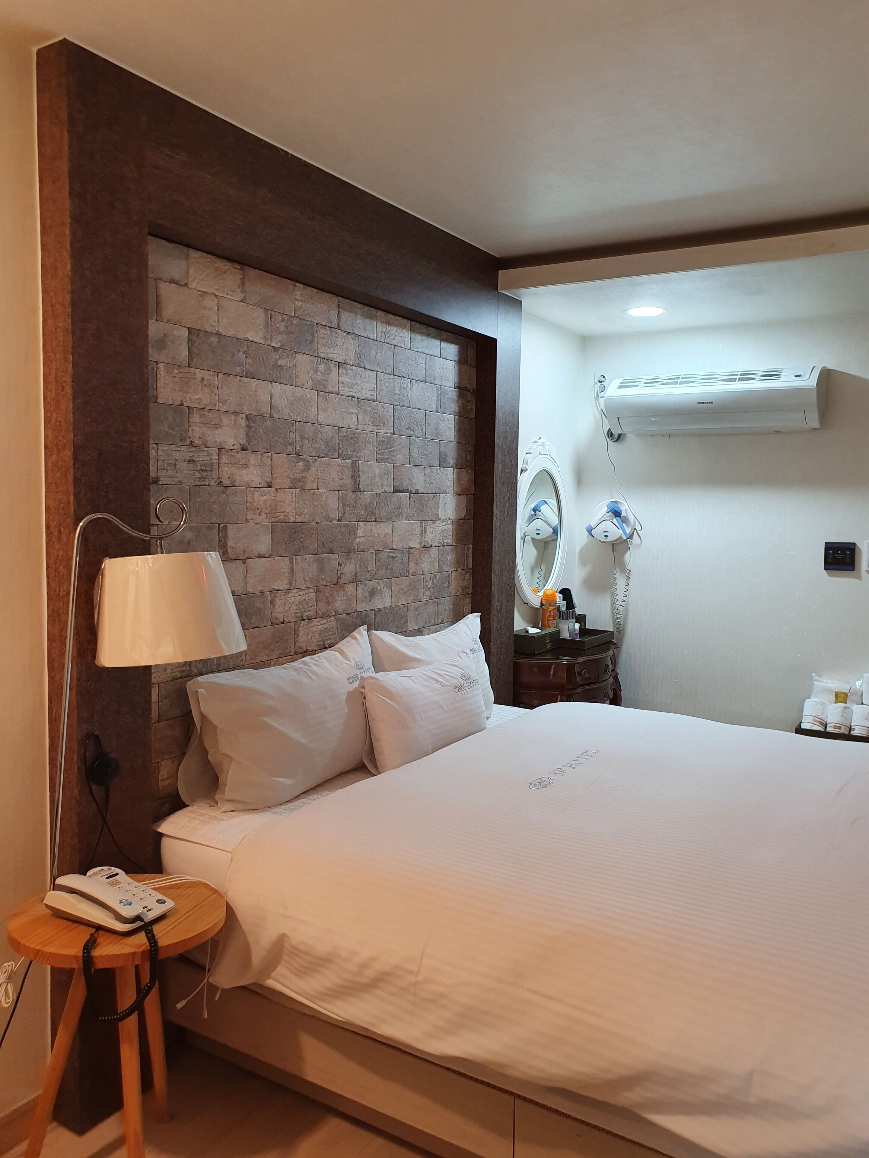 deluxe double room | minibar, individually decorated, individually furnished, desk