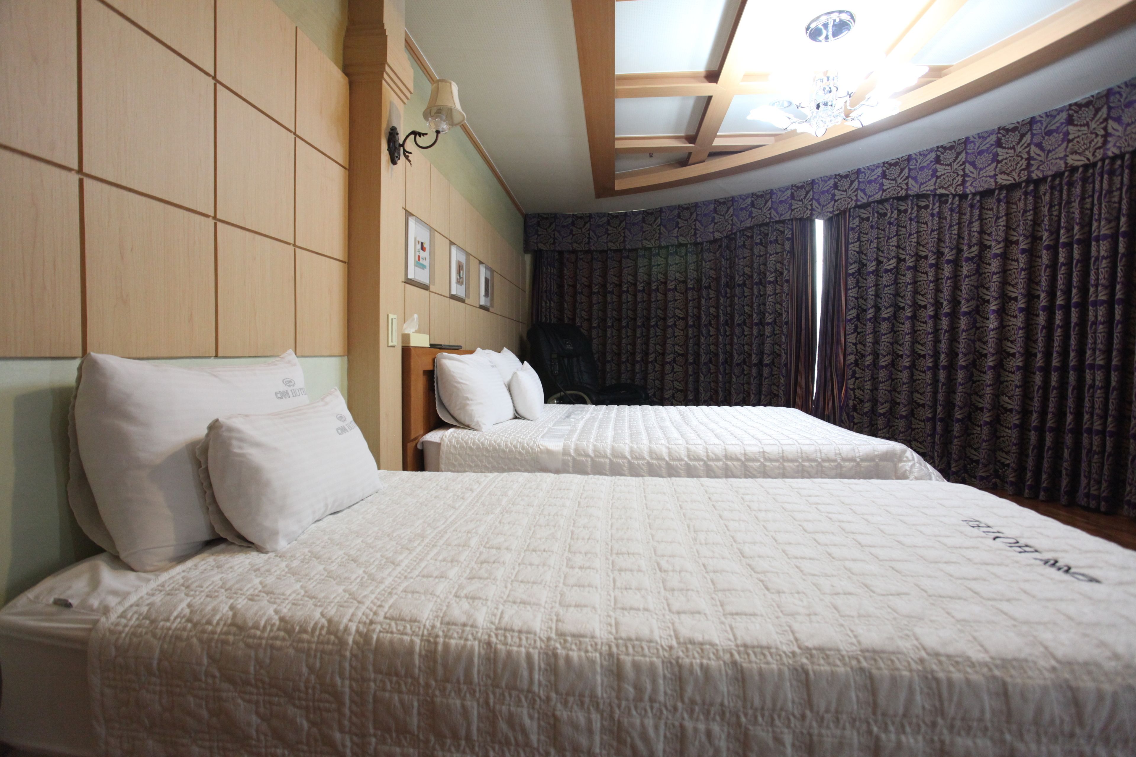 suite (twin room) | minibar, individually decorated, individually furnished, desk