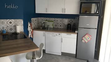 Een koelkast, een microgolfoven, een oven, een kookplaat