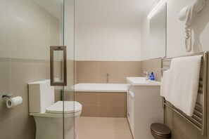 Deluxe Suite (with Spa Bath) (8) | Private spa tub - Pukekohe Motel (Pukekohe)