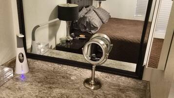 2 quartos, ferros/tábuas de passar roupa, acesso à internet