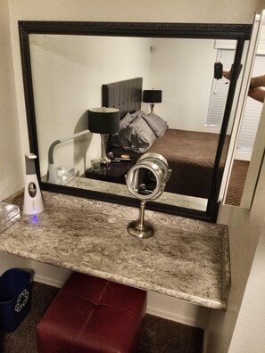 2 bedrooms, iron/ironing board, Internet, bed sheets - Newer Cavco Home in North Phoenix. Near Glendale, Arrowhead and Peoria (Glendale)