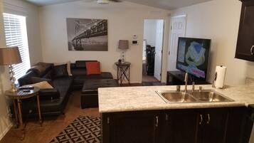 TV, DVD player, livros, biblioteca musical