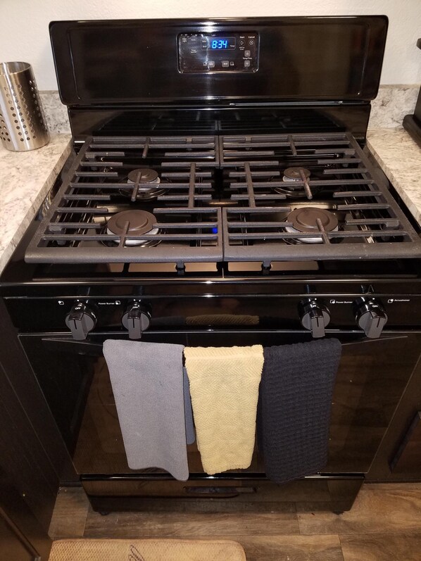 Fridge, microwave, oven, stovetop - Newer Cavco Home in North Phoenix. Near Glendale, Arrowhead and Peoria (Glendale)