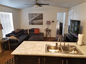 TV, DVD player, books, music library - Newer Cavco Home in North Phoenix. Near Glendale, Arrowhead and Peoria (Glendale)