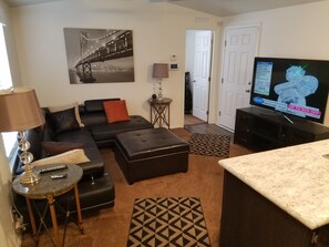 TV, DVD player, books, music library - Newer Cavco Home in North Phoenix. Near Glendale, Arrowhead and Peoria (Glendale)