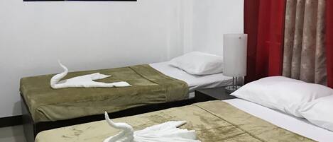 Family Room | Desk, rollaway beds, free WiFi, bed sheets