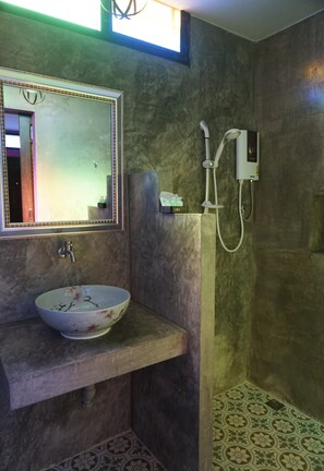Deluxe kamer | Badkamer | Een douche, gratis toiletartikelen, handdoeken