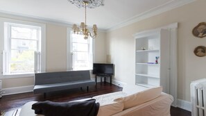 Een televisie en een open haard