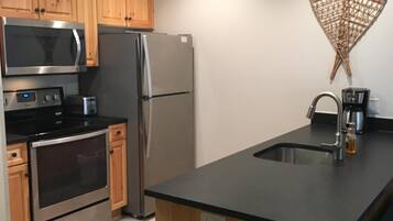 Frigorifero, microonde, forno, piano cottura