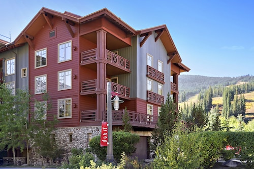 Gorgeous Slopeside Condo in the Heart of Center Village