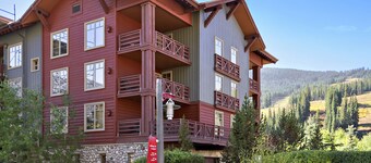 Gorgeous Slopeside Condo in the Heart of Center Village