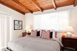 4 quartos, escrivaninha, ferros/tábuas de passar roupa, berço de viagem