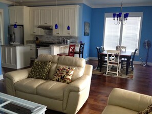 Smart TV, DVD player, books - Sea's the Way - Seacrest beach’s premier place to stay. EV charging available (Panama City Beach)