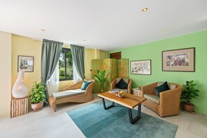 尊榮客房 | 起居區 | 55-吋平面電視、數位頻道、電視、平板電腦