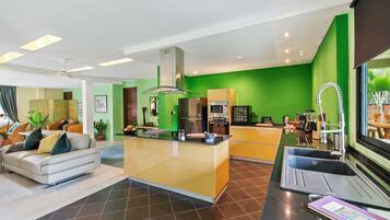 Kamar Premium | Dapur pribadi | Lemari es besar, microwave, oven, dan kompor