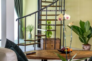 Premium-Zimmer | Wohnbereich | 55-Zoll-Flachbildfernseher mit Digitalempfang, Fernseher, Tablet-PC