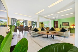 Premium-Zimmer | Wohnbereich | 55-Zoll-Flachbildfernseher mit Digitalempfang, Fernseher, Tablet-PC