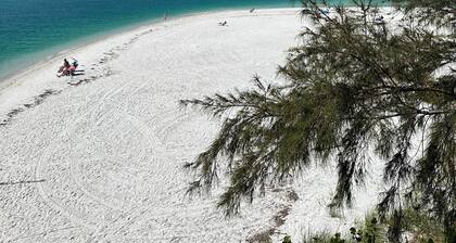 Shorewalk CF lähellä Anna Maria Islandin rantoja ja IMG Academy