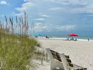 Chaises longues, serviettes de plage