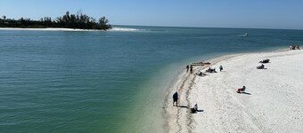 CF-near Beaches and IMG, Pool, Tennis, Pickleball, Shorewalk condo 2 Bedroom/2 Bath lake view