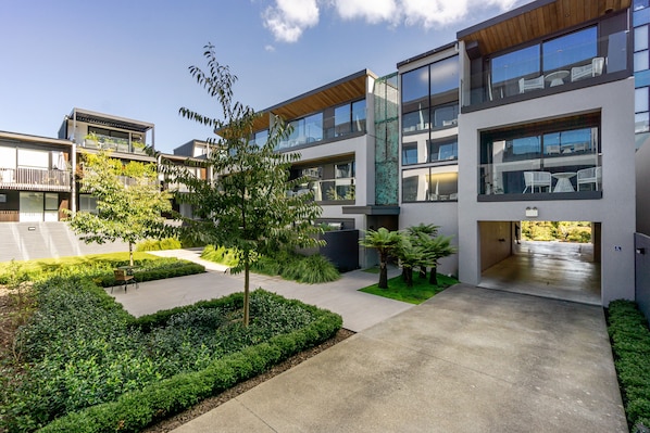 Deluxe Studio, 1 King Bed | Courtyard