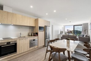 Microwave, stovetop, dishwasher, coffee/tea maker - Fernz Motel & Apartments Birkenhead (Auckland)