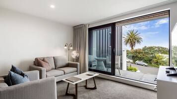 Executive Apartment, 1 King Bed, City View | Living area