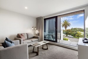 Executive Apartment, 1 King Bed, City View | Living area | 50-inch Smart TV with digital channels - Fernz Motel & Apartments Birkenhead (Auckland)