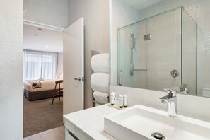 Estudio superior, 1 cama King size | Baño | Regadera, amenidades de baño ecológicas, secadora de cabello 