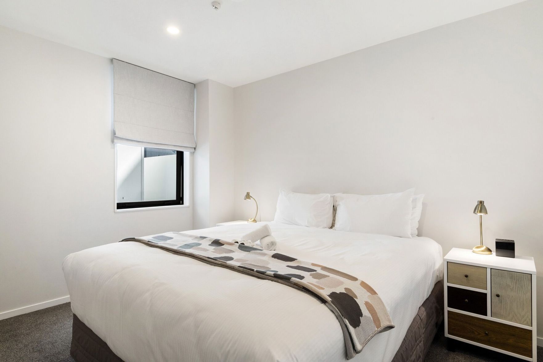 Ropa de cama de alta calidad, cortinas blackout y insonorización 
