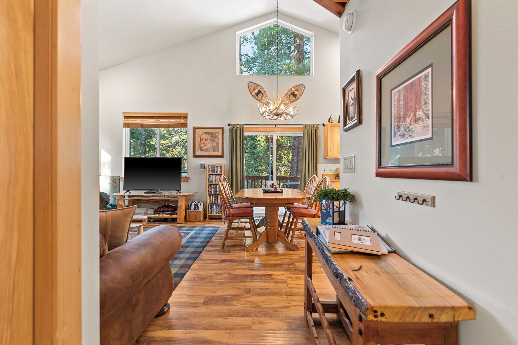 Smart-tv, een open haard en een dvd-speler