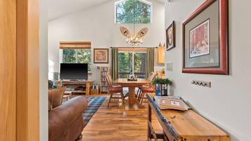 Smart-tv, een open haard en een dvd-speler