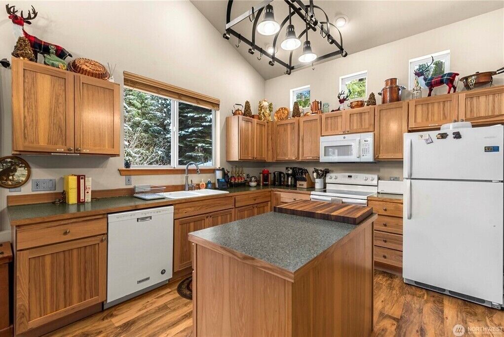 Jääkaappi, mikroaaltouuni, uuni, liesi